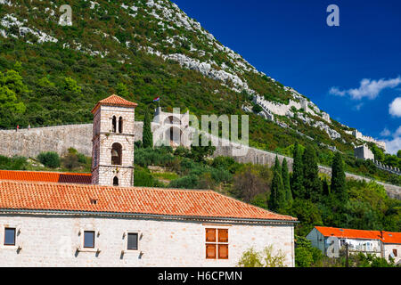 Die große Mauer oberhalb der Stadt Zentrum, Ston, Dalmatien, Kroatien Stockfoto