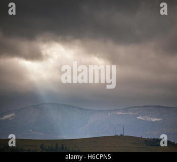Bewölkten Szene in trübe Bergen. November Regen Stockfoto