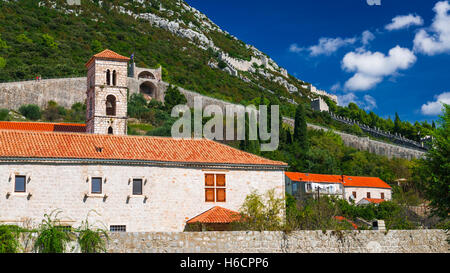 Die große Mauer oberhalb der Stadt Zentrum, Ston, Dalmatien, Kroatien Stockfoto