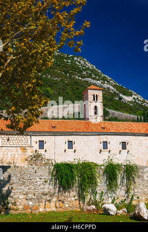 Die große Mauer oberhalb der Stadt Zentrum, Ston, Dalmatien, Kroatien Stockfoto
