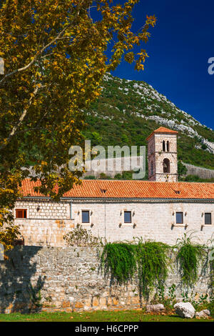 Die große Mauer oberhalb der Stadt Zentrum, Ston, Dalmatien, Kroatien Stockfoto