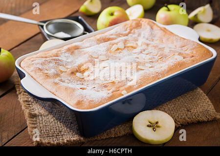 Apfelkuchen "Charlotte" mit Mandel Blütenblättern und Puderzucker. Stockfoto