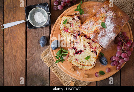 Saftig und zart Cupcake mit Pflaumen und Trauben Stockfoto