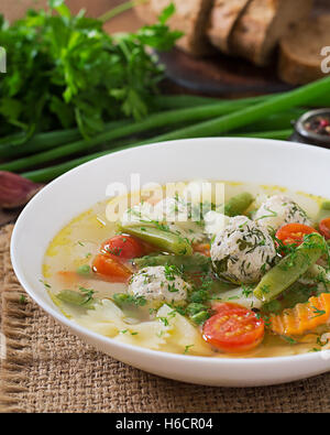 Diät-Gemüsesuppe mit Huhn Frikadellen und frischen Kräutern in Schüssel Stockfoto