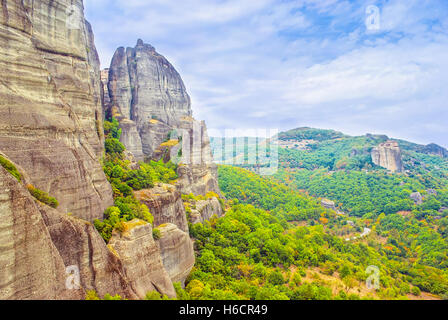 Der Blick auf die Berge von Meteora mit der Heiligen Kloster Rousanou/St. Barbara, im Hintergrund, Griechenland. Stockfoto