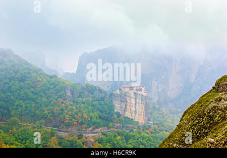 Das heilige Kloster Varlaam und Meteora Berge im Nebel nach dem Regen, Griechenland. Stockfoto