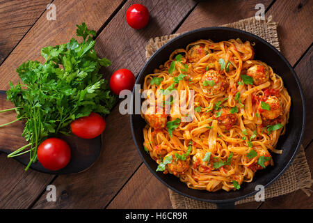 Pasta Linguine mit Fleischbällchen in Tomatensauce. Ansicht von oben Stockfoto