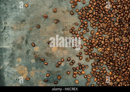Kaffee Bohnen auf Metall Grunge Hintergrund. Vintage-Stil getönten Bild Stockfoto