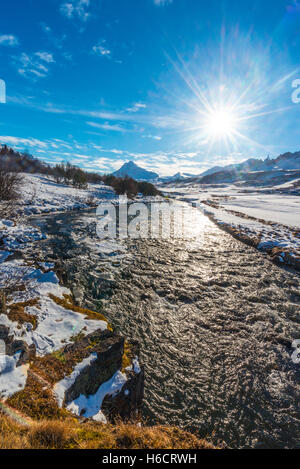 Fluss fließt durch ein Tal im Winter, Nordwesten Island, Island Stockfoto