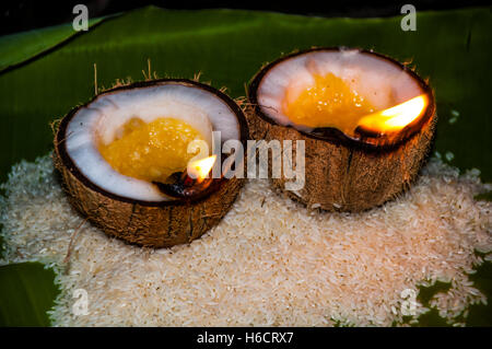 Angebote von Reis und Öl brennen Lampen in Kokosnuss-Schalen, Srirangam, Distrikt Tiruchirappalli, Tamil Nadu, Indien Stockfoto