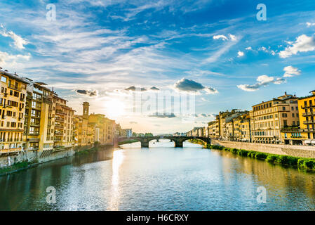 Blick auf Ponte Santa Trinita-Brücke von Ponte Vecchio über den Arno River, Florenz, Toskana, Italien Stockfoto