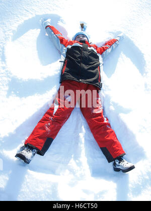 Mädchen, 10 Jahre alt, im Schnee, Schnee-Engel Stockfoto