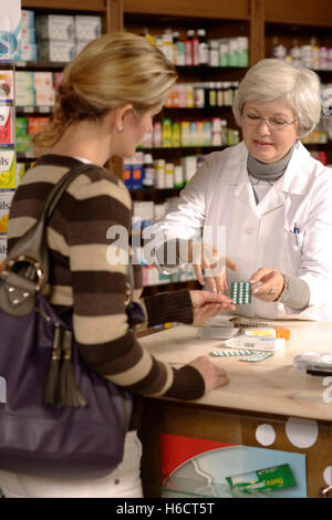 Apotheke, Apotheker, Kunde Stockfoto