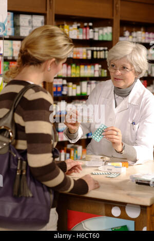 Apotheke, Apotheker, Kunde Stockfoto