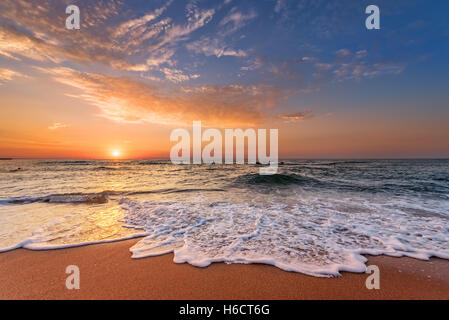 Sonnenaufgang am Morgen, Sonnenaufgang mit Wolken. Stockfoto