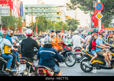 Masse der Scooter-Fahrer im Stau, Ho-Chi-Minh-Stadt, Vietnam Stockfoto