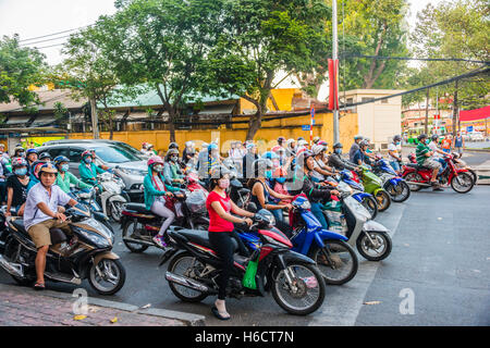 Masse der Scooter-Fahrer warten an der Ampel, Ho-Chi-Minh-Stadt, Vietnam Stockfoto