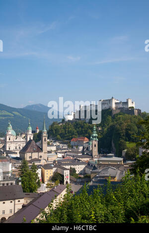 Blick über die Innenstadt mit Franziskanerkirche Franziskanerkirche, Dom und Festung Festung Hohensalzburg, Salzburg Stockfoto