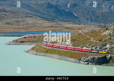 Rhaetische Bahn, Rhätische Bahn über den Bernina-Pass, Lago Bianco See, Engadin, Graubünden, Schweiz, Europa Stockfoto