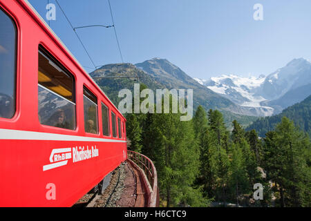 Rhaetische Bahn, Rhätische Bahn am Bernina Pass, Morteratschgletscher, Engadin, Graubünden, Schweiz, Europa Stockfoto