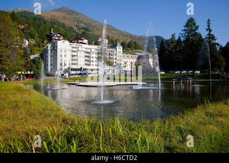 Seeli Teich vor dem Arabella Sheraton Hotel Seehof, Luxushotel, Davos, Graubünden, Schweiz, Europa Stockfoto