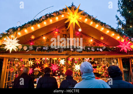 Marktstand auf dem Weihnachtsmarkt in Ludwigsburg, Sterne, Weihnachtssterne, Menschen, Baden-Württemberg Stockfoto