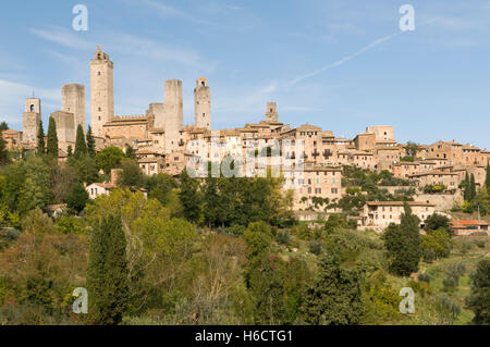 Blick auf die Stadt mit Wohntürmen und Dynastie Türme von San Gimignano, UNESCO-Weltkulturerbe, Toskana, Italien, Europa Stockfoto