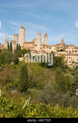 Blick auf die Stadt mit Wohntürmen und Dynastie Türme von San Gimignano, UNESCO-Weltkulturerbe, Toskana, Italien, Europa Stockfoto