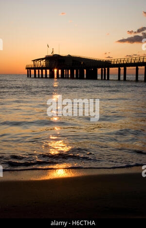 Sonnenuntergang an der Pier in Lido di Camaiore, Versilia, Riviera, Toskana, Italien, Europa Stockfoto