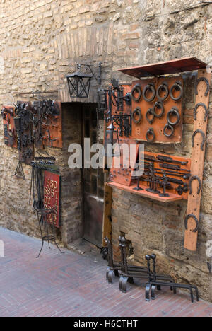 Baumarkt in einer Gasse in der Altstadt von San Gimignano, UNESCO-Weltkulturerbe, Toskana, Italien, Europa Stockfoto