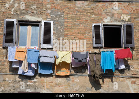 Wäsche hängen in einer Zeile in der Altstadt von San Gimignano, UNESCO-Weltkulturerbe, Toskana, Italien, Europa Stockfoto