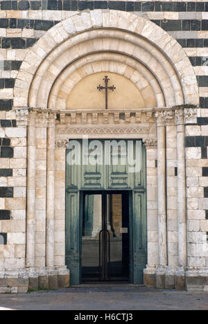 Eingang der Basilika Santa Maria Assunta, Volterra, Toskana, Italien, Europa Stockfoto