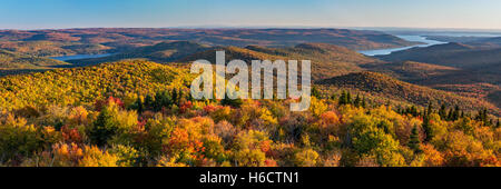 Bunter Herbst Panoramablick Süd über die Great Sacandaga Lake vom Hadley Mountain Fire Tower in den Adirondacks Stockfoto