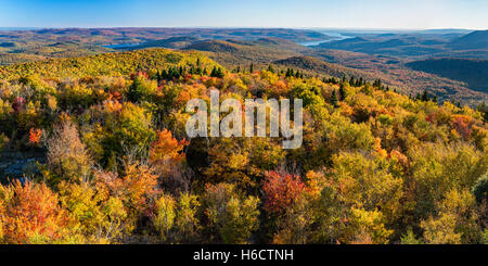 Bunter Herbst Panoramablick Süd über die Great Sacandaga Lake vom Hadley Mountain Fire Tower in den Adirondacks Stockfoto