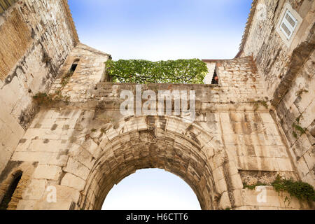 Im Inneren der gewölbten Nordeingang, der Roman Diocletian Palast, Split, Kroatien. Architektonisches detail Stockfoto