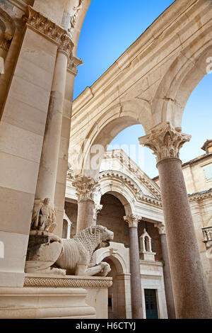 Im Inneren des Roman Diocletian Palastes, Split, Kroatien. Das monumentale Gericht, genannt das Peristyl, Steinlöwen Randdetails Stockfoto