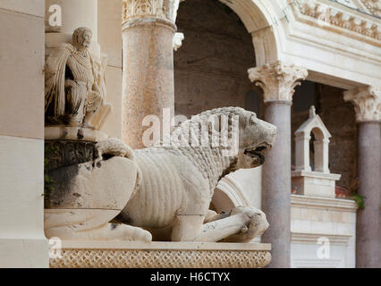 Im Inneren des Roman Diocletian Palastes, Split, Kroatien. Das monumentale Gericht, genannt das Peristyl, Steinlöwen Randdetails Stockfoto