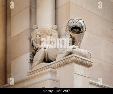 Im Inneren des Roman Diocletian Palastes, Split, Kroatien. Das monumentale Gericht, genannt das Peristyl, Steinlöwen Randdetails Stockfoto