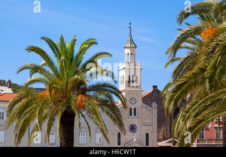 Kirche und Franziskanerkloster des Hl. Franziskus, Split, Kroatien. Phoenix Dactylifera, Dattelpalmen im Vordergrund. Stockfoto