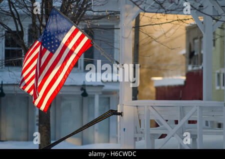 Von der untergehenden Sonne leuchtet 2 amerikanische Flaggen hängen an einem Pavillon am Main St, Fitchburg, Massachusetts, USA. Stockfoto