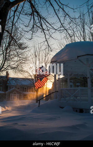 Wind weht Schnee über der oberen häufig in Fitchburg, Masse nach einem Schneesturm. Amerikanische Flaggen auf ein Pavillon sind gerade heraus geblasen. Stockfoto