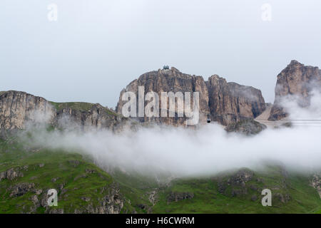 Sass Pordoi Bergmassiv in Wolken versteckt, mit Seilbahn führt auf Top, Dolomiten, Italien Stockfoto