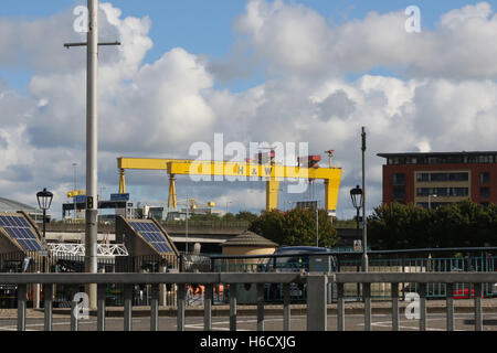 Der Lagan Weir auf dem Fluss Lagan mit Harland & Wolff Krane im Hintergrund. Stockfoto