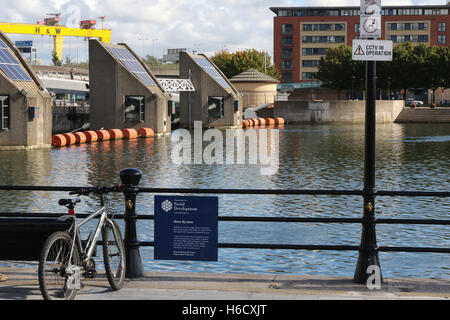 Der Lagan Weir auf dem Fluss Lagan mit Harland & Wolff Krane im Hintergrund. Stockfoto