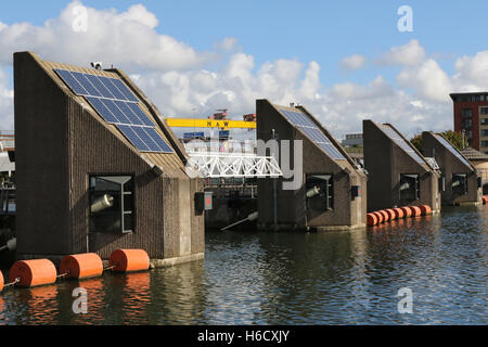 Der Lagan Weir am Fluss Lagan, mit einer der Harland & Wolff Krane im Hintergrund. Stockfoto