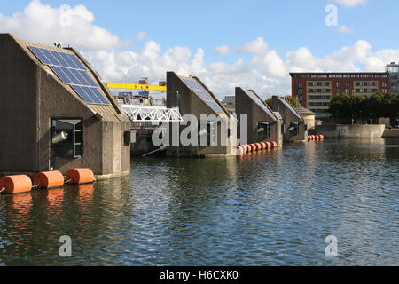 Der Lagan Weir am Fluss Lagan, mit einer der Harland & Wolff Krane im Hintergrund. Stockfoto