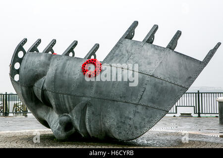 Kriegerdenkmal an Wales in Cardiff Bay mit einem Mohn Kranz angebracht Stockfoto