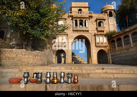 Tempel-Bogen in der Nähe von Gadi Sagar See und rituelle Eisentöpfe in Jaisalmer, Rajasthan, Indien Stockfoto