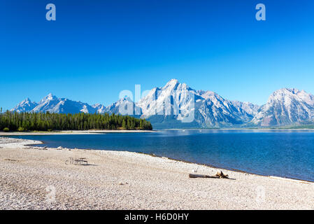 Felsiger Strand am Ufer des Jackson Lake im Grand Teton National Park Stockfoto