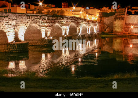 Römische Brücke und Alcazaba oder maurischen Festung in der Nacht, Merida, Spanien Stockfoto